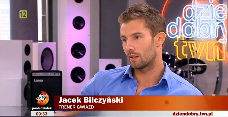 Jacek Bilczyński podczas występu w programie Dzień Dobry TVN opowiadał o pierwszym treningu ze znaną z TOPMODEL Anią Bałon. Na tę okazję wybrał niebieską koszulę "Two-Ply" z kolekcji Andre Grand „Ready to wear” - Sesje do czasopism/eventy