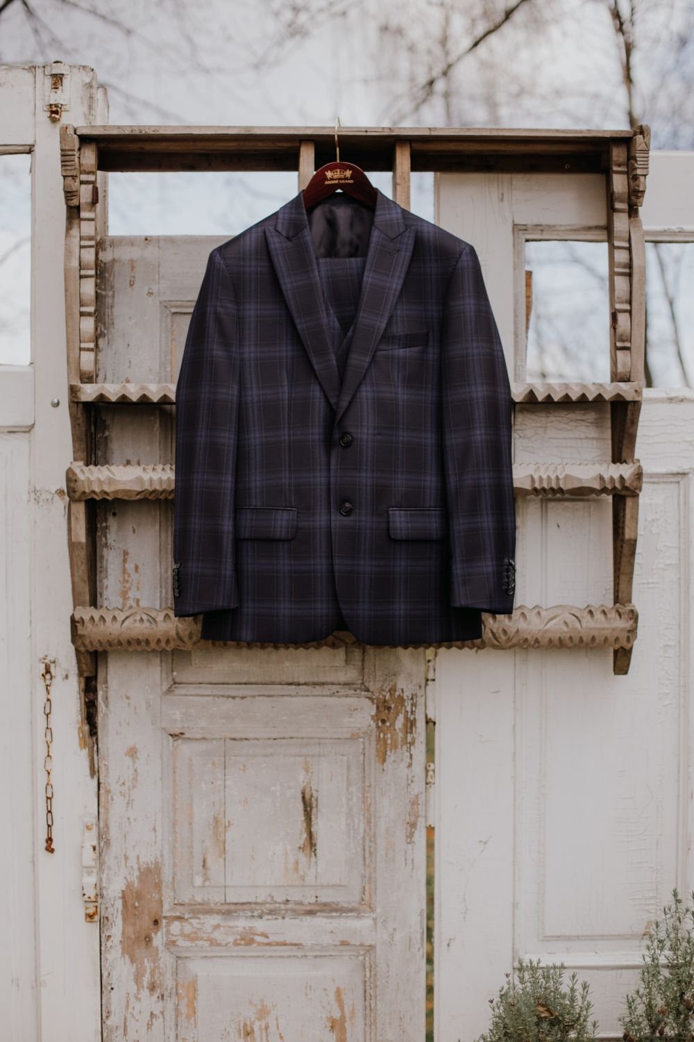 Sesja zdjęciowa w stylu rustykalnym zrealizowana w  Oazie Leńcze. Na zdjęciu garnitur z kolekcji Andre Grand „Ready to wear”. Fot. Patrycja Postrach - Sesje Stylizowane