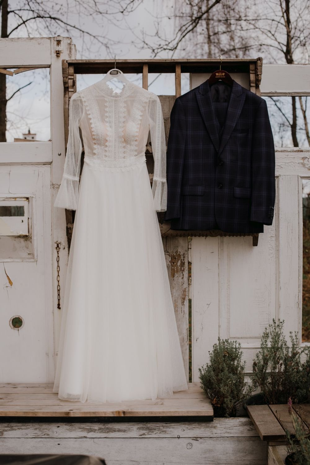 Sesja zdjęciowa w stylu rustykalnym zrealizowana w  Oazie Leńcze. Na zdjęciu garnitur z kolekcji Andre Grand „Ready to wear”. Fot. Patrycja Postrach - Sesje Stylizowane