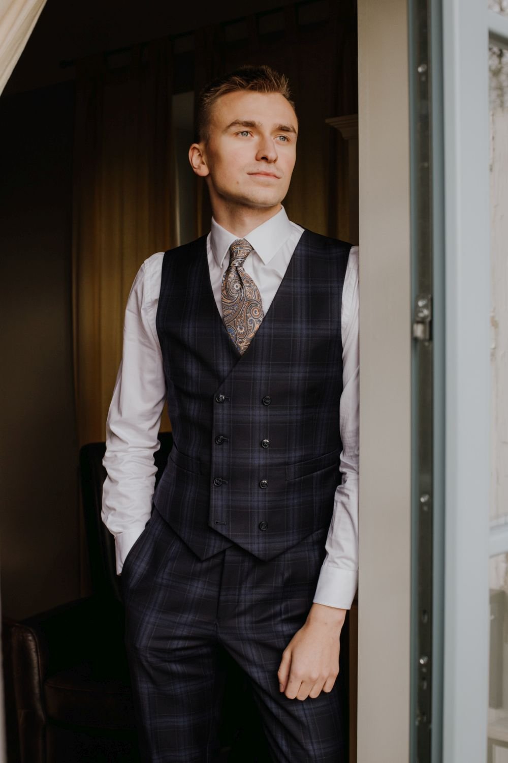 Sesja zdjęciowa w stylu rustykalnym zrealizowana w  Oazie Leńcze. Na zdjęciu garnitur z kolekcji Andre Grand „Ready to wear”. Fot. Patrycja Postrach - Sesje Stylizowane