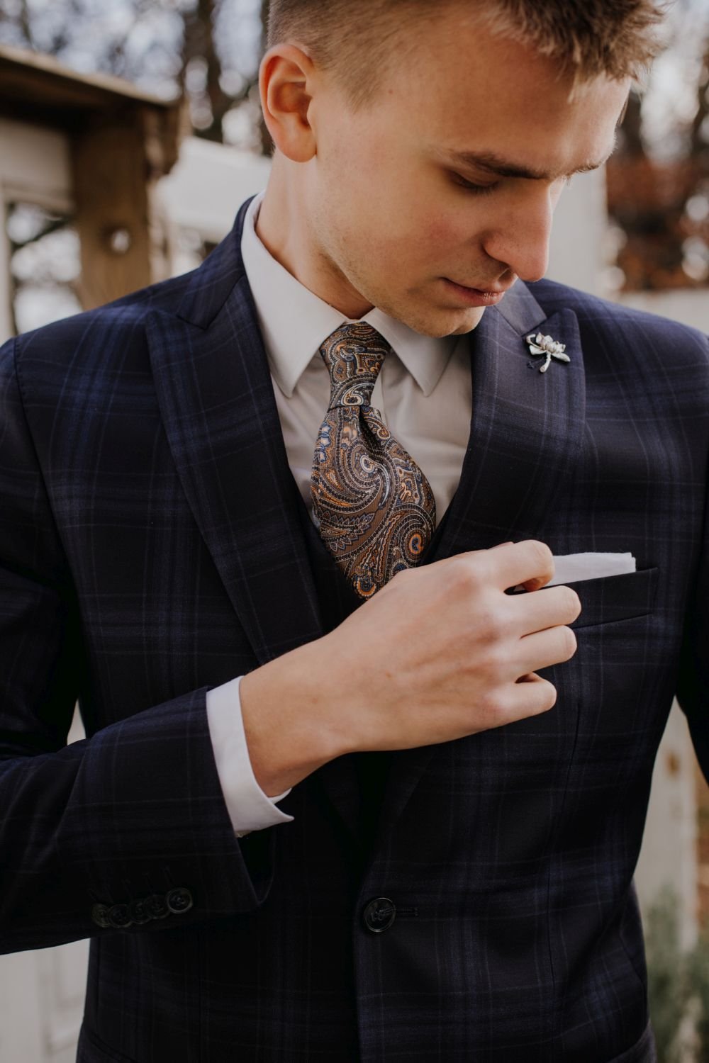 Sesja zdjęciowa w stylu rustykalnym zrealizowana w  Oazie Leńcze. Na zdjęciu garnitur z kolekcji Andre Grand „Ready to wear”. Fot. Patrycja Postrach - Sesje Stylizowane