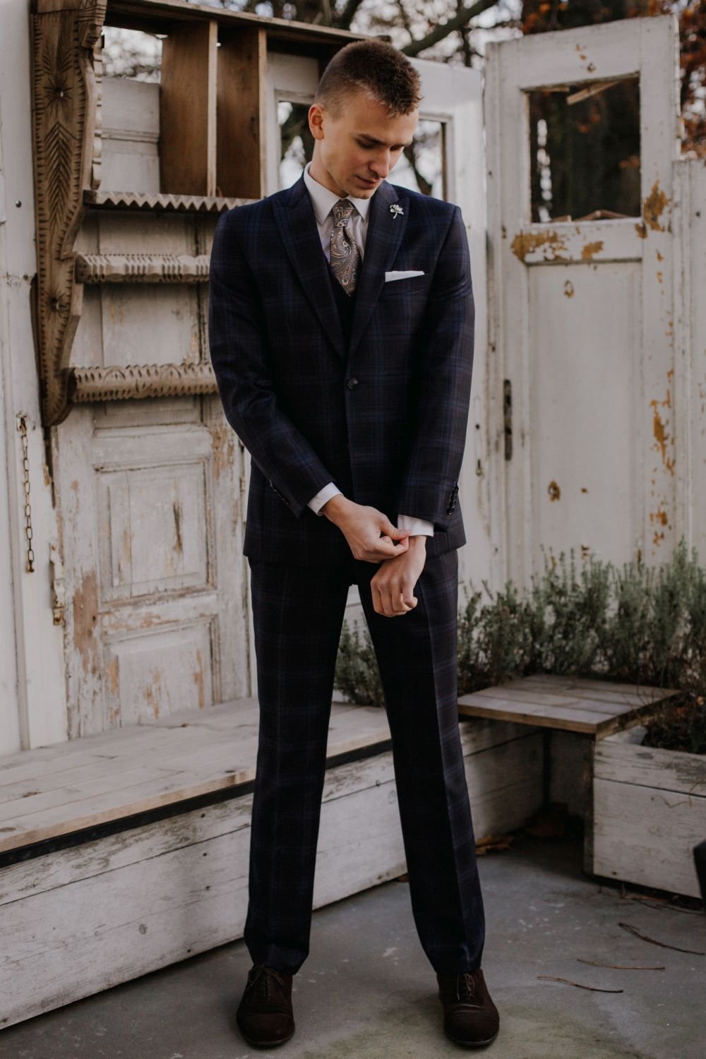 Sesja zdjęciowa w stylu rustykalnym zrealizowana w  Oazie Leńcze. Na zdjęciu garnitur z kolekcji Andre Grand „Ready to wear”. Fot. Patrycja Postrach - Sesje Stylizowane