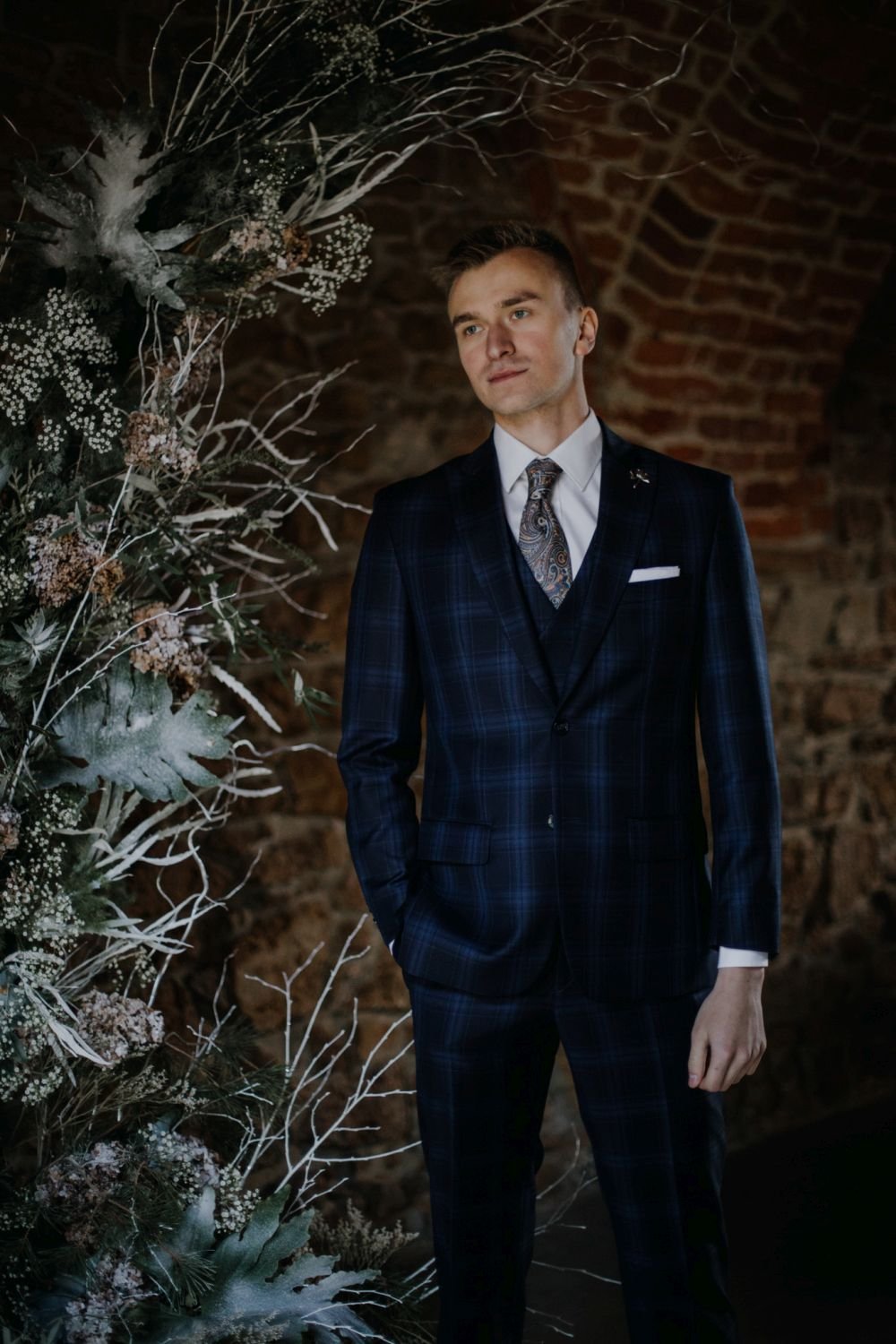 Sesja zdjęciowa w stylu rustykalnym zrealizowana w  Oazie Leńcze. Na zdjęciu garnitur z kolekcji Andre Grand „Ready to wear”. Fot. Patrycja Postrach - Sesje Stylizowane