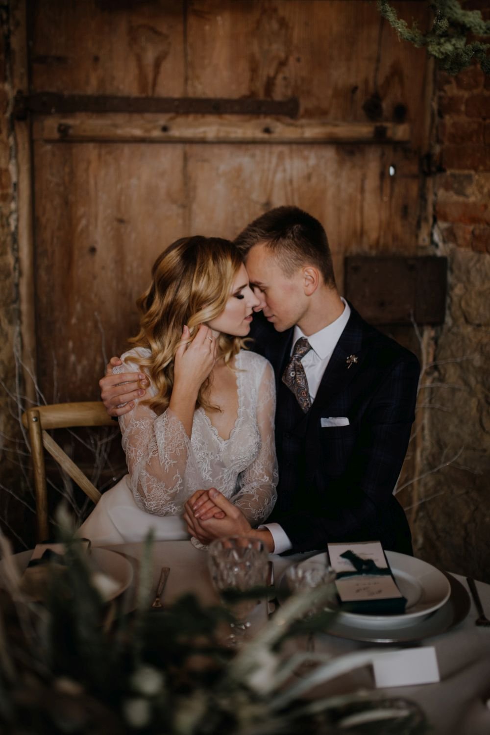 Sesja zdjęciowa w stylu rustykalnym zrealizowana w  Oazie Leńcze. Na zdjęciu garnitur z kolekcji Andre Grand „Ready to wear”. Fot. Patrycja Postrach - Sesje Stylizowane